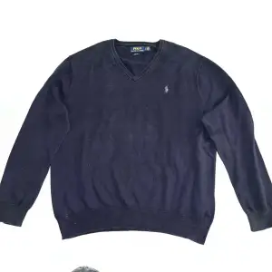 Marinblå Polo Ralph Lauren tröja i v-neck modell. Det är använt skick på tröjan så det kan förekomma någon anmärkning. Skriv gärna vid funderingar och om fler bilder önskas! Prisförslag välkomnas FLER LIKNANDE PLAGG PÅ PROFILEN 56