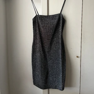 glittrig klänning - mörkgrå/silver klänning med glitter. bra skick. 