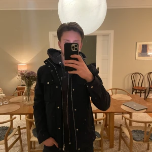 J.Lindeberg jacka - Den är i nyskick och bara använd en gång.  Priset ligger på 3600 och nypris är 4400. Men priset går att diskutera. 