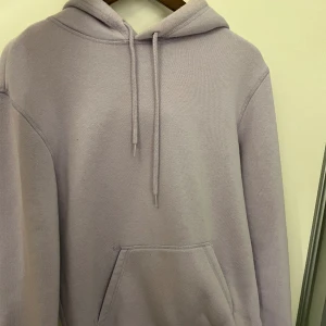 Ljuslila hoodie - Fin