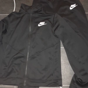 Nike Dress - Knappt använd (Byxor är små i storleken)