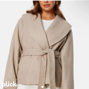 Beige kappa - Beige kappa från vero moda. As snygg men har aldrig kommit till användning. Använd 2 gånger. Ny pris 799kr.💞pris går att diskutera☺️