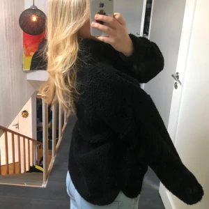 Teddy jacka  - Super snygg svart Teddy jacka från Cubus. Köpt cirka 2 år sen men knappt andvänd (orginal pris 400) Storlek S,skulle säga att den passar ändå från XS-L