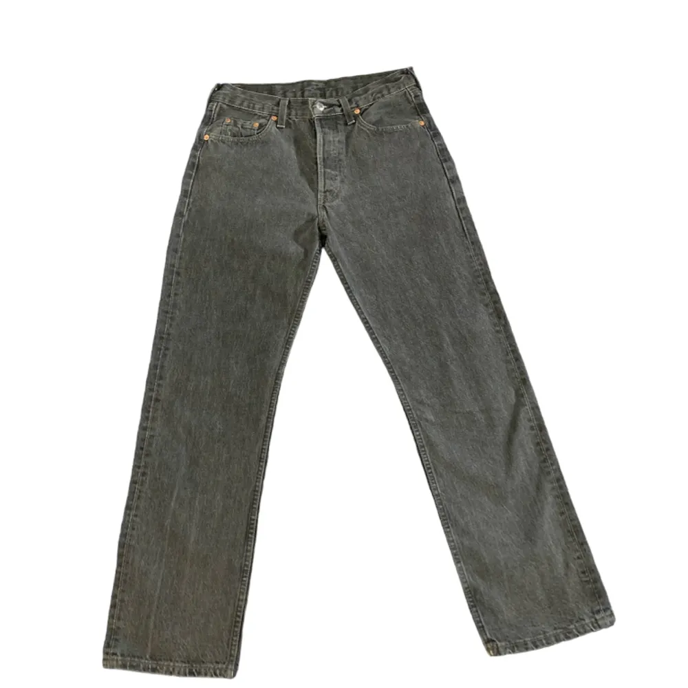 Säljer ett par felfria Levi’s jeans utan några skavanker. Modellen är 501 i storlek 30/30. Mått: Total längd: 98cm, Ben från gren: 75, Midja tvärs över: 39cm. Tveka inte vid förslag av pris och ytterligare frågor!. Jeans & Byxor.