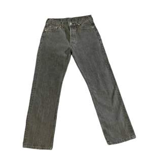 Säljer ett par felfria Levi’s jeans utan några skavanker. Modellen är 501 i storlek 30/30. Mått: Total längd: 98cm, Ben från gren: 75, Midja tvärs över: 39cm. Tveka inte vid förslag av pris och ytterligare frågor!