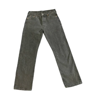 Levi’s Jeans 501 - Säljer ett par felfria Levi’s jeans utan några skavanker. Modellen är 501 i storlek 30/30. Mått: Total längd: 98cm, Ben från gren: 75, Midja tvärs över: 39cm. Tveka inte vid förslag av pris och ytterligare frågor!