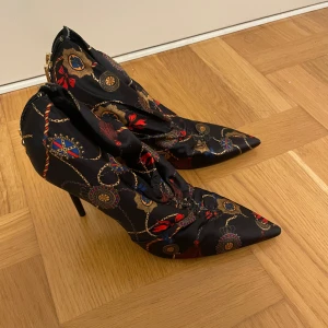 Klackar  - Klackar med en väldigt unik konstrats samt design. Väldigt bra skick 