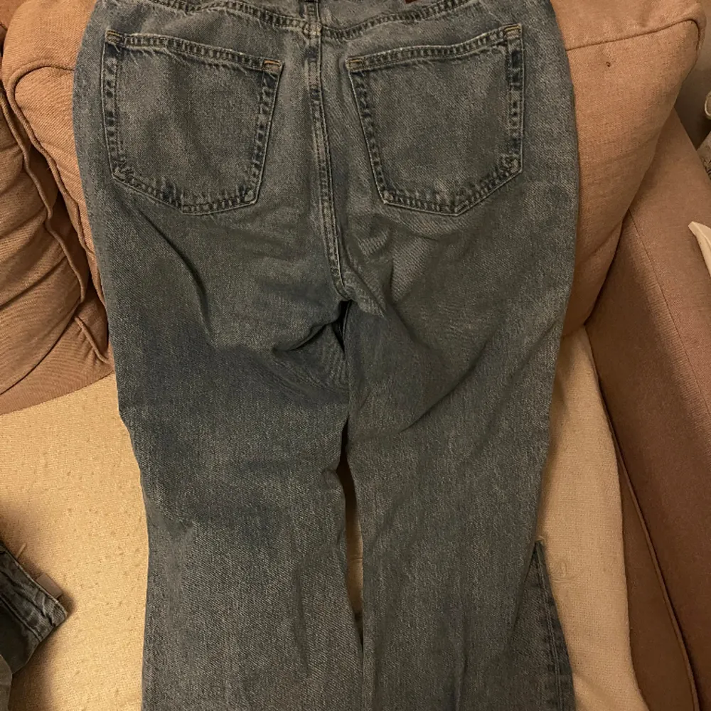 Jeans från bik bok. Avklippta vid kanten eftersom de var för långa. Midjan 27 och enligt lapp längd 32 men efter klippningen passar mig som är 166cm lång. Vänstra hålet har gått sönder.. Jeans & Byxor.