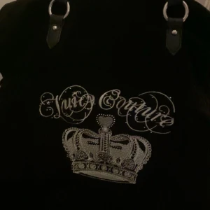 Juicy väska  - Köpte denna väska i USA, och känner inte att jag har någon användning av den längre därav säljer jag den.(Köparen står för frakt)