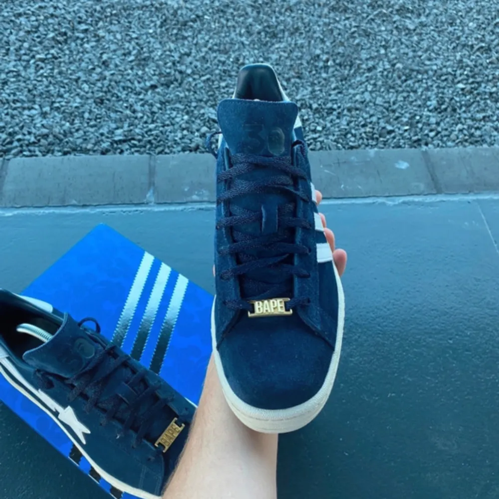 Här är mina bapesta x adidas campus 80s skor de är använda 3 gånger och skulle säga att de är 9,7 i skick och allt ingår från när jag köpte de. Skriv om ni har frågor. Skor.