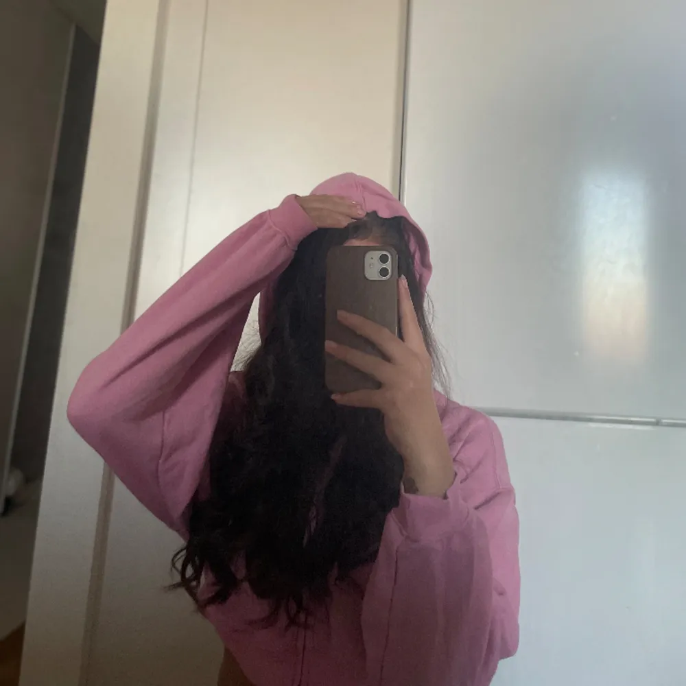 Super fin rosa croppad hoodie/tröja med luva!. Tröjor & Koftor.