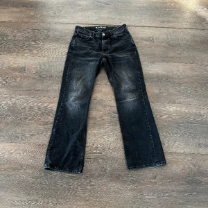KARVE JEANS - Skriv innan köp!! Bra skick behöver bara en snabb tvätt! Lite bootcut men märks knappt! Lägger sig bra över skorna och även bra kvalité med en snygg wash på!