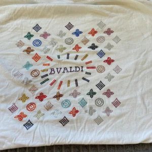 Bvaldi  - Vitt bvaldi tröja köpt från pop up store med ett jätte fint tryck där back säljer för den är för stor alla paljetter är kvar på