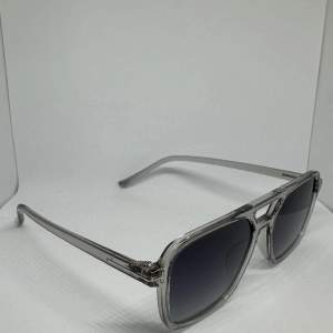 Helt nya gråa solglasögon. Riktigt hög kvalitet och otroligt stilrena, perfekta inför sommaren.