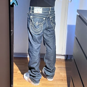 True Religion Jeans - Hej, säljer dessa True Religion jeans jag thriftade i London för någon månadsedan. Bara att skriva för fler bilder👌10/10 skick. Extremt bra condition, i princip aldrig andvända. Pris går att diskuteras vid snabb affär.