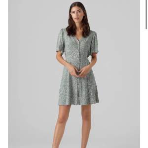 Superfin kort klänning från Vero Moda, perfekt till sommaren ☀️😊 nypris 300kr ❤️