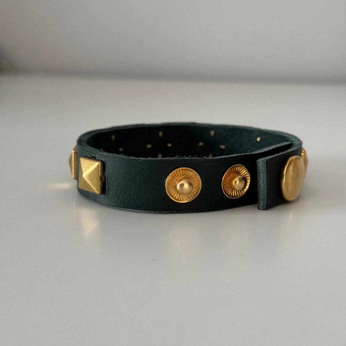 Grönt läder med guldfärgade nitar🌟 - 91