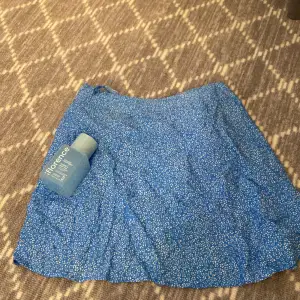 En toner från Florence och en blå kjol från shein i storlek xs. Man kan köpa separat om man bara vill ha en sak av dem. Tonernen kostar 40 ord pris 259 kjol 20 kr ord pris 100 