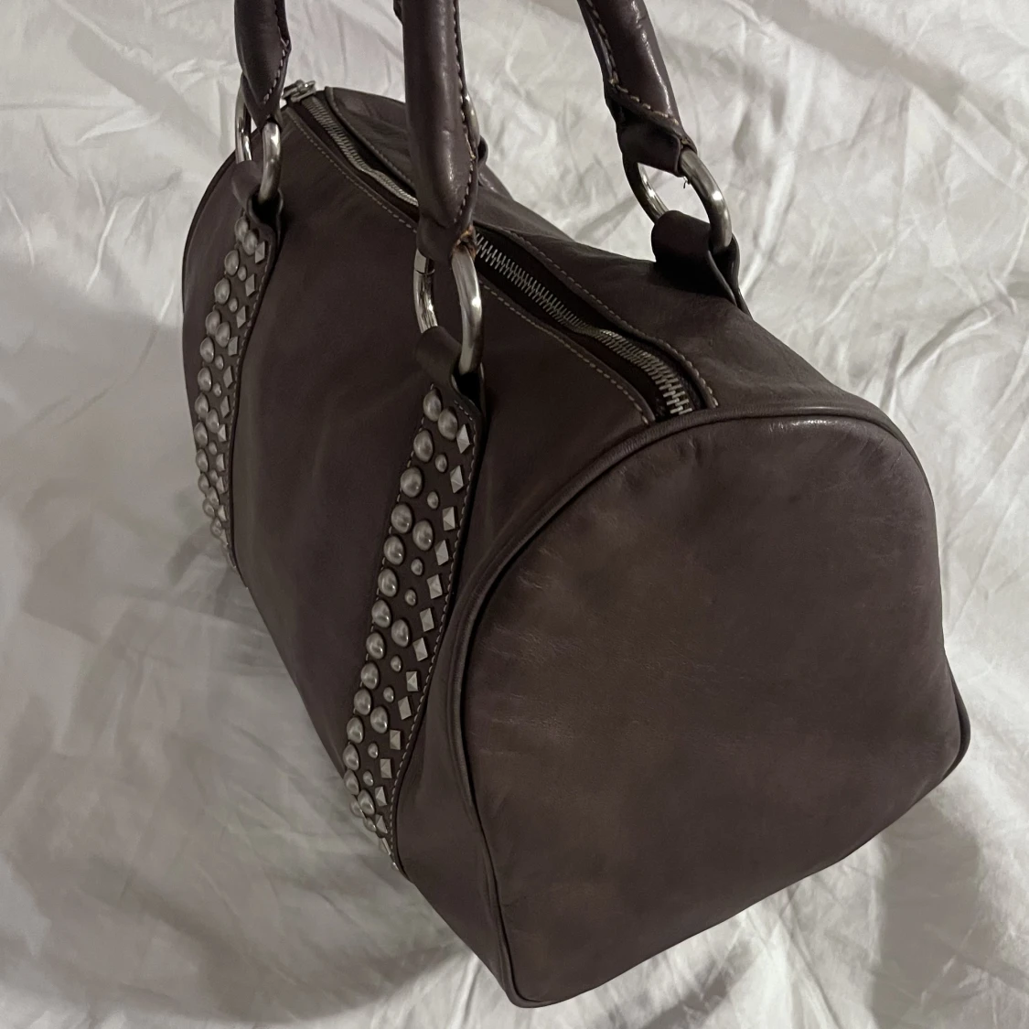 Cool brun väska med nitar - 90