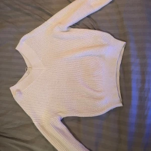 Stickad tröja - Säljer en vit stickad tröja som inte kommer till användning! Den är v ringad i rygg och framtill💗 i använt skick men inget fel på den 