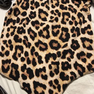 Body  - Leopard body  Strl L Använd i fint skick  Finns i Visby 