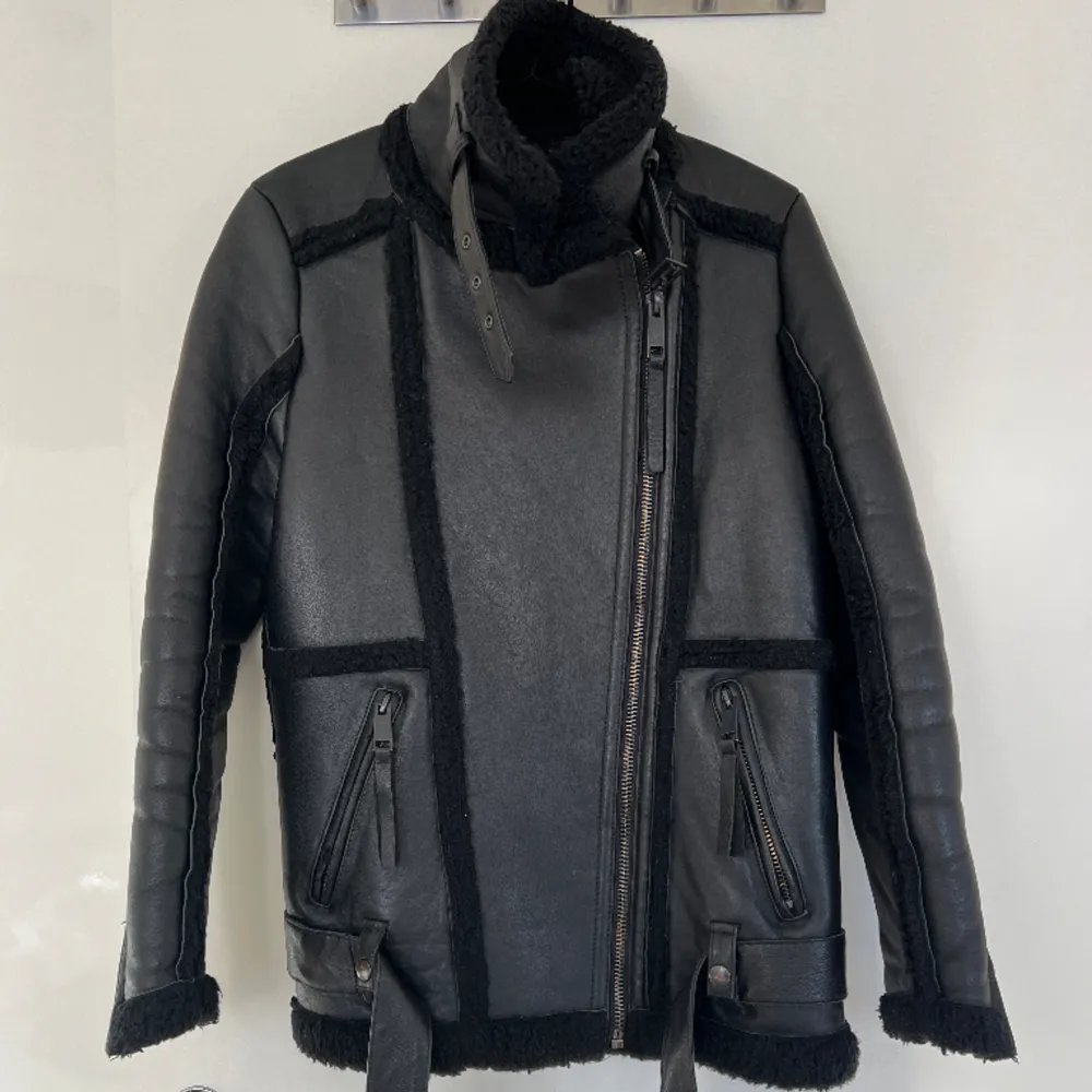 Äkta skinnjacka med fodring från h&m trend, inköpt 2016, väldigt sparsamt använd! Nypris 2499kr. Oversize i modellen, den är strl 34 men passar perfekt på mig som är 36/38 ☺️. Takit.