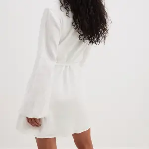 Säljer denna super fina slutsålda vita klänning! Paketet är oöppnat då jag köpte två storlekar! Betalning sker via Swish!💞köpt för 599, säljer för 499!