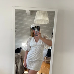 Studentklänning! - Vit klänning, som passar perfekt till dig som ska ta studenten eller ska gå på nån härlig sommarfest!🤗inte använd alls, prislapp sitter kvar!🩷den e i storlek 40 men passar på den som har 38 också. 