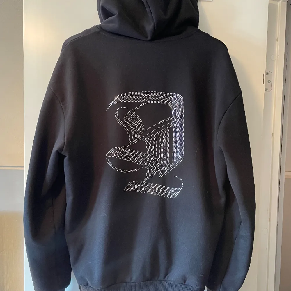 Säljer en sällsynt rhinestone zip hoodie från dos locos, jag köpte denna på deras andra drop och sen dess har de inte släppt några fler. Den är i jättebra skick, endast någon enstaka sten som ramlat av, annars toppskick.. Hoodies.