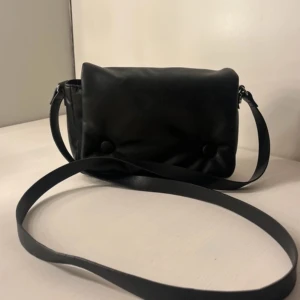 Liten h&m väska  - Säljer denna fina väska från h&m! Den är i mycket fint skick! Mått: 18 cm bred, 13 cm hög. Skriv privat för fler bilder eller frågor💗