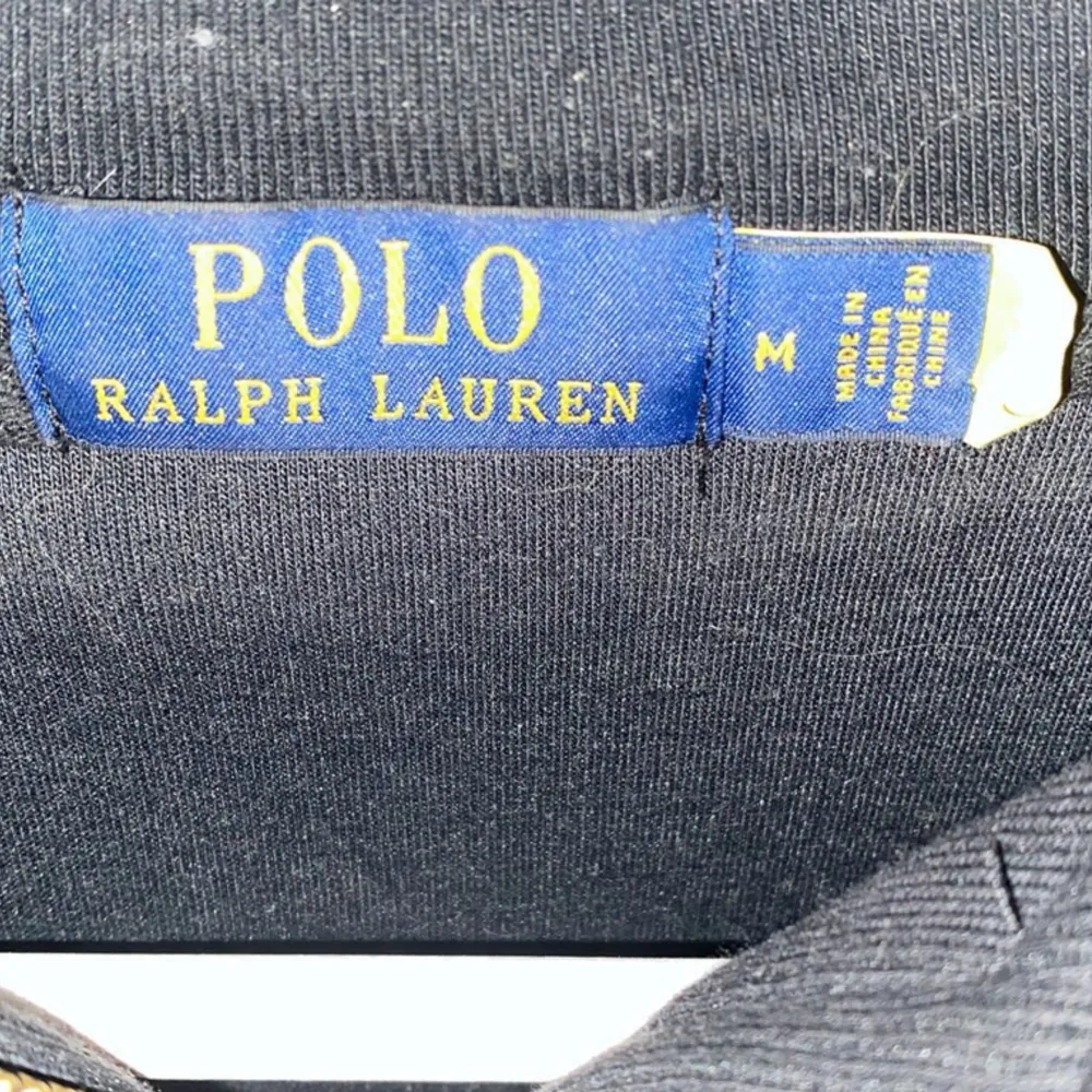 En stilren och classy svart halv zip från märket Ralph lauren. Köpt för 2099 kr på volt men jag säljer för Endast 639!!! Pris går att diskuteras vid snabb affär/ ALcloting. Tröjor & Koftor.