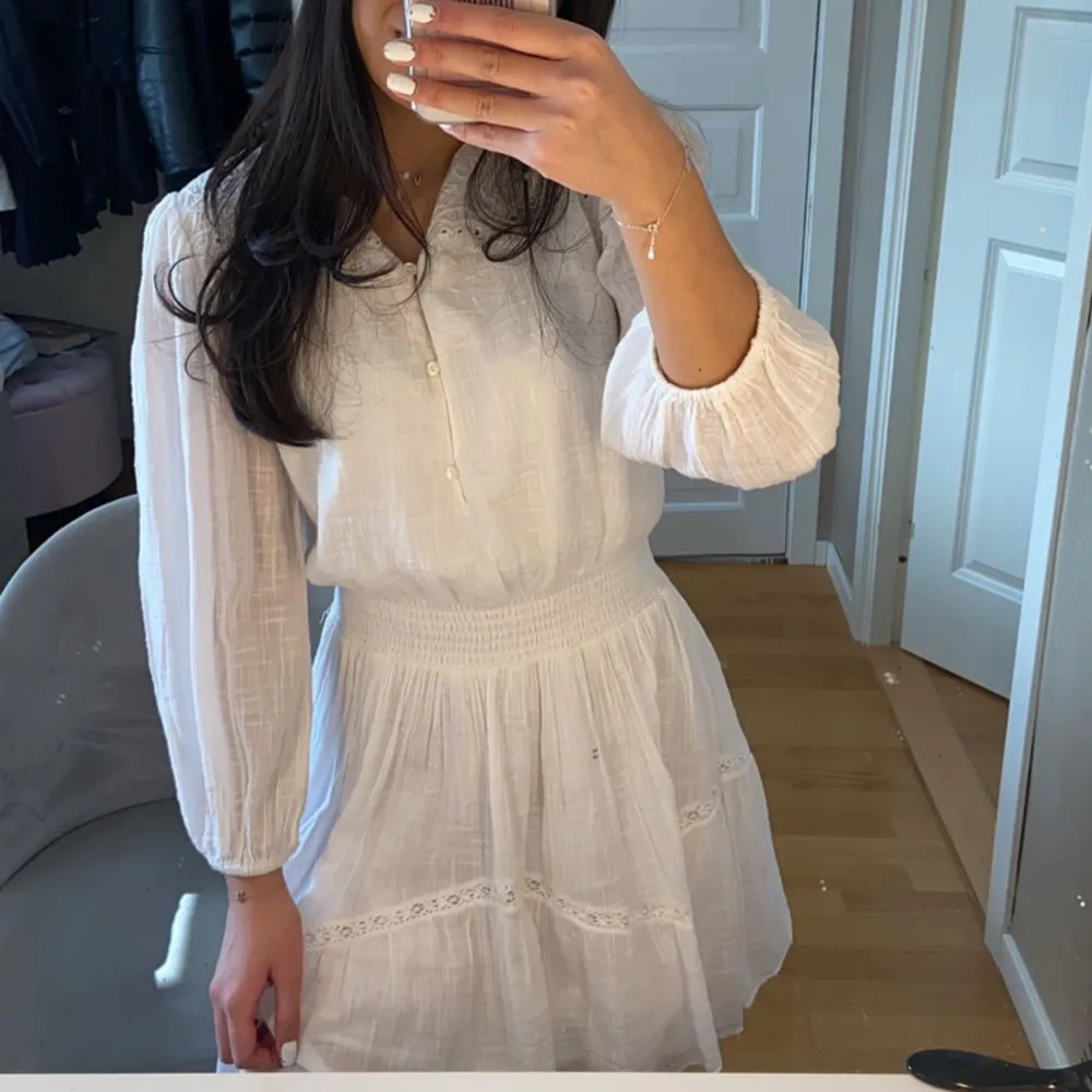 Superfin vit klänning ifrån zara 🤍köptes för att använda en gång så den är som ny . Klänningar.