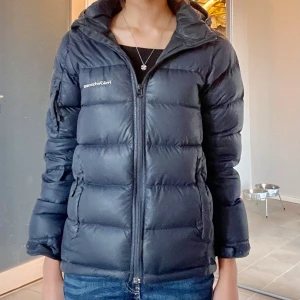 Peak performance frost down jacket  - Super snygg peak jacka och varm str 152 nypris 2500. Säljs begrund av att tyvärr lite liten för mig 