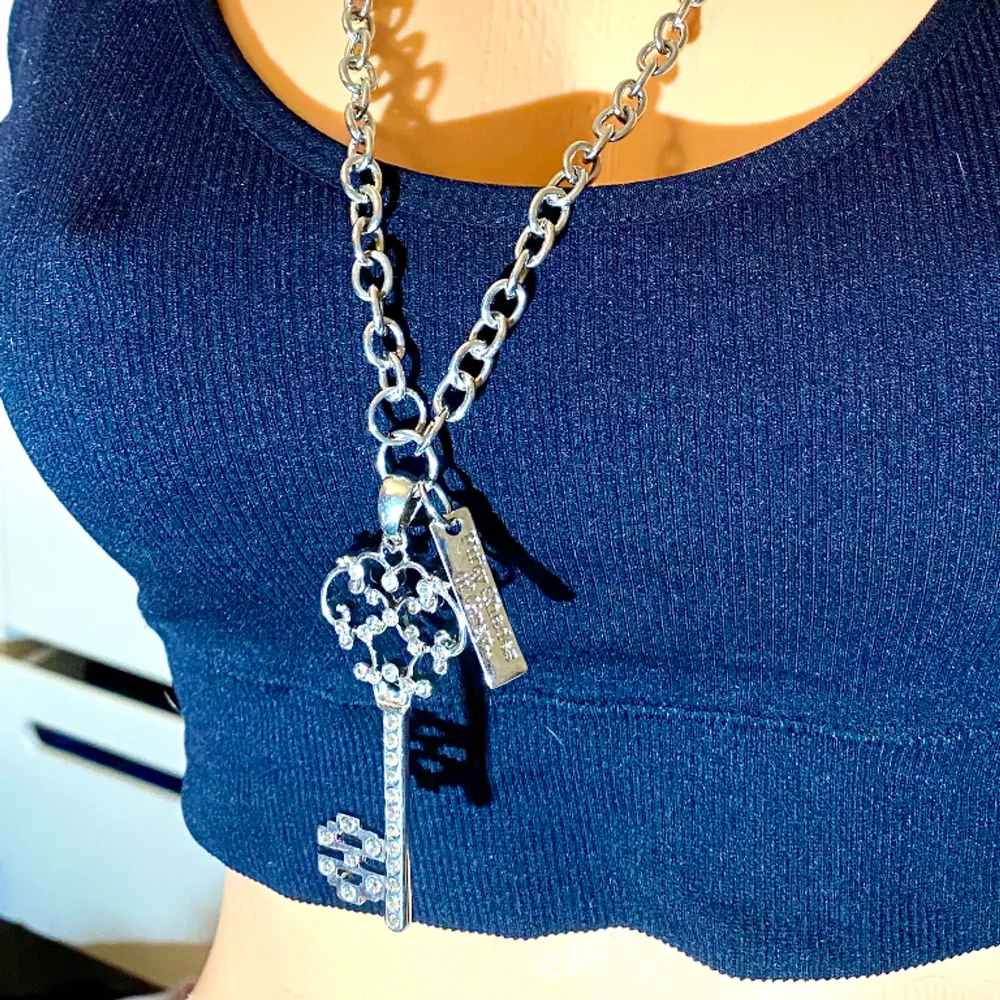 Populärt halsband från Kapp-Ahls kollektion ”Fifty Shades Of Grey”!  Nytt!  Halsbandet är ca 70 cm och nyckeln ca 7 cm. . Accessoarer.