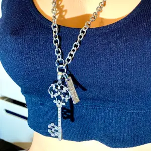 Populärt halsband från Kapp-Ahls kollektion ”Fifty Shades Of Grey”!  Nytt!  Halsbandet är ca 70 cm och nyckeln ca 7 cm. 