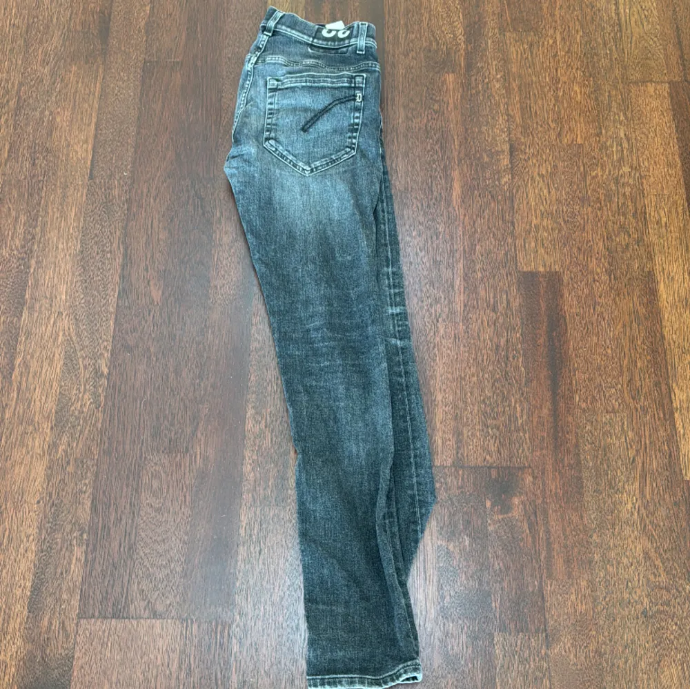 Säljer dondup jeans storlek 32 i väldigt bra skick . Jeans & Byxor.