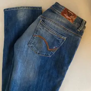 Vintage Tommy hilfiger jeans med låg midja. Jag är 170 och storleken är W31 L32