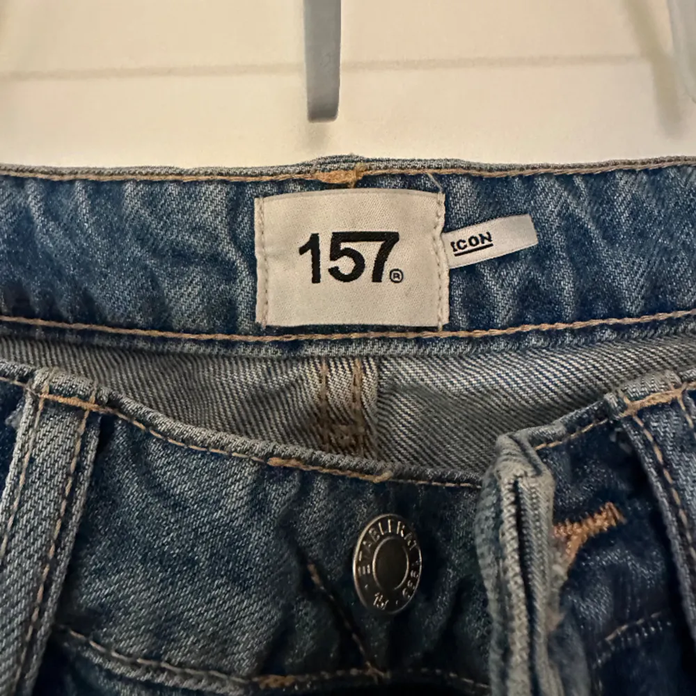 Säljer ett par oanvända Icon Jeans från Lager157 eftersom att de är för stora för mig. Dock är lappen borttagen. Köpt för 400 kr. Säljer även ett par i svart.. Jeans & Byxor.