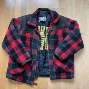 Vinterjacka  - Hej! Säljer en riktigt fin flannel dunjacka. Perfekt till nästa års vedhuggning eller skidäventyr. Finns i Stockholm och kan skickas! 