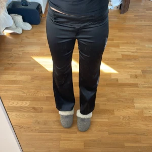 Lågmidjade kostymbyxor  - Lågmidjade byxor från River island 💕 Tycärr för korta för mig, jag är 177cm. Midjemått: 42cm Innerben: 74cm