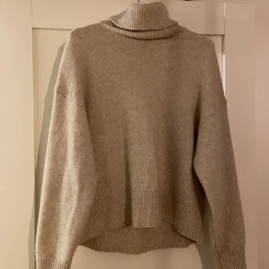 Beige stickad tröja med hög krage - Använd, men okej skick.