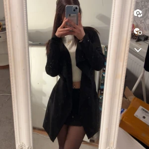 Kappa - Tunnare fin svart kappa från Object i strl XS, nypris 600 kr men säljer för 300. Älskar denna supermkt men har använt den kanske 2 gånger i somras och inte hunnit använda mycket då jag har andra jackor o kappor, passar till vår/sommar och höst♥️♥️