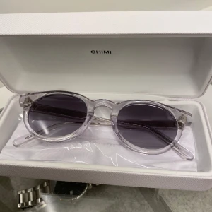 Chimi 03 clear  - Tja, säljer några riktigt schyssta chimi 03 clear som blir Perfekt till sommaren som snart är här, dom är i ny skick, allt på bilden kommer me via köp, ny pris 1350kr skriv vid funderingar 