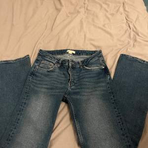 Blå bootcut jeans från gina tricot. Väldugt bra skick och nästan aldrig använda, mid waist/low waist💕