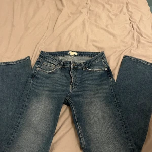 Bootcut jeans - Blå bootcut jeans från gina tricot. Väldugt bra skick och nästan aldrig använda, mid waist/low waist💕