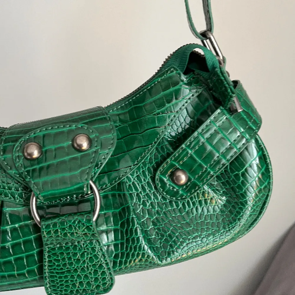Supersnygg mörkgrön väska från Urban Outfitters i nyskick. Använd några enstaka gånger, tryck gärna på köp nu💕. Väskor.