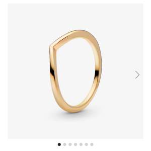 Säljer denna ring från Pandora i storlek 50, säljer då den är för liten💕