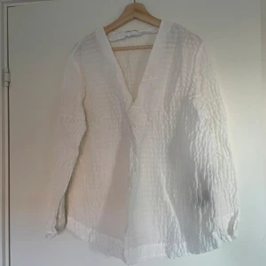 Vit blus - Vit superfin och unik blus från samsoe samsoe!! Jätte coolt material och en blus som är perfekt till såväl fest som jobb🥂🌟💗☀️😋