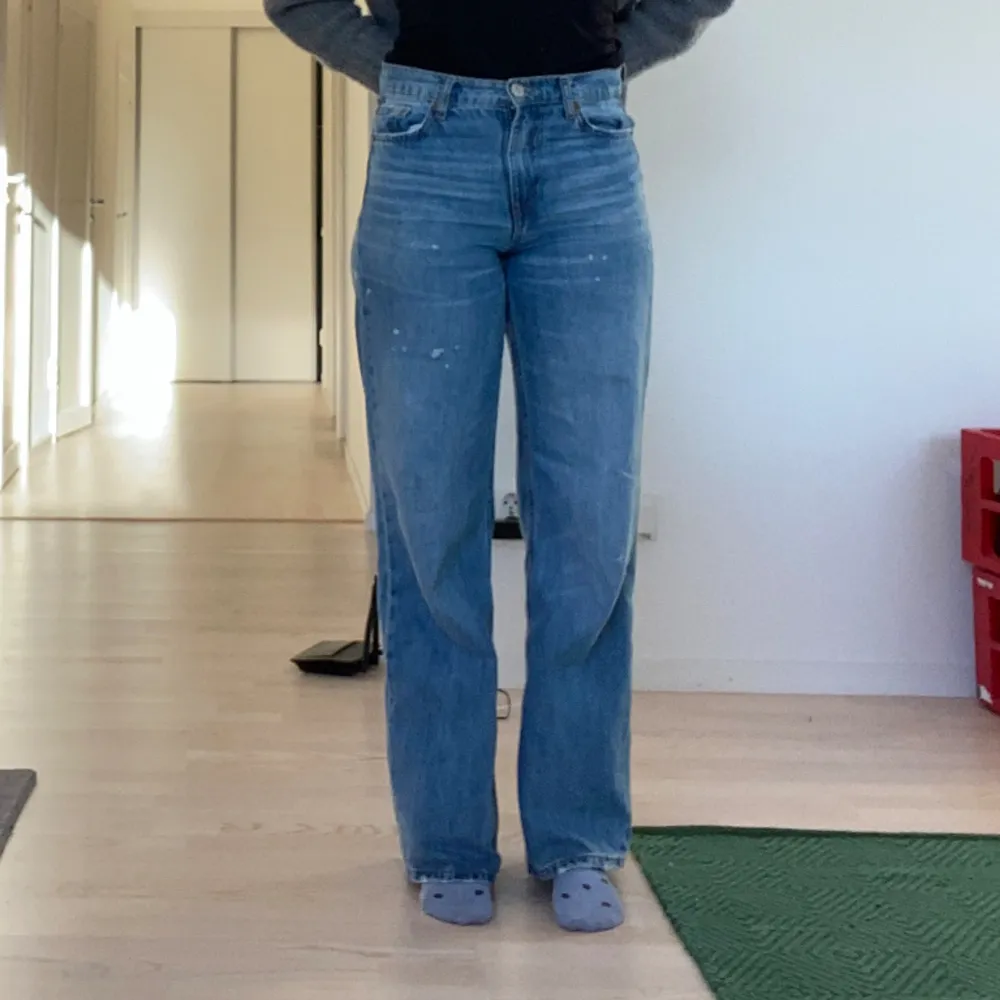 Storlek 34, raka lågmidjade jeans Jag är en 36a egentligen så dessa sitter för tight på mig - därför de sitter konstigt i låren på mig på bilden 🫤. Jeans & Byxor.