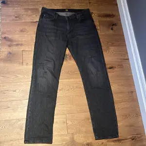 Extremt fina Lee jeans som jag säljer till ett bra pris. Skick 10/10 knappt använda. 